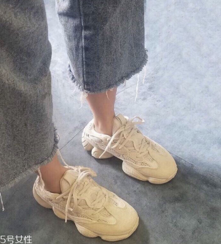 yeezy 500偏碼嗎？yeezy 500鞋碼標(biāo)準(zhǔn)嗎