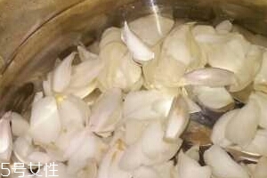 新鮮百合能泡水喝嗎？新鮮百合泡水好嗎？