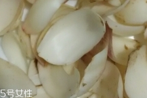 新鮮百合可以燉藕?jiǎn)?？新鮮百合燉藕好吃嗎？