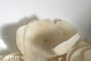 新鮮百合可以燉雞嗎？新鮮百合燉雞好吃嗎？