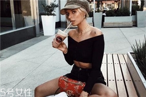 鎖骨鏈怎么搭配？鎖骨鏈搭配衣服技巧