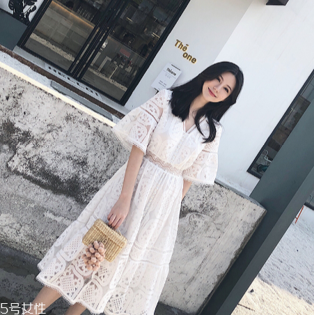 白色連衣裙怎么搭配？白色連衣裙搭配技巧