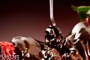 巧克力糖漿怎么做？巧克力糖漿可以做什么？