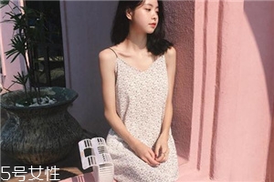 吊帶裙怎么穿好看？吊帶裙穿搭技巧