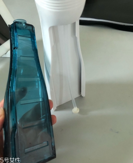 沖牙器和牙線哪個好？沖牙器和牙線的優(yōu)缺點