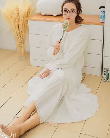 睡衣里面要穿內(nèi)衣嗎？睡衣里面穿不穿內(nèi)衣