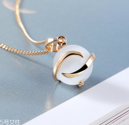 項鏈?zhǔn)屈S金還是鉑金好？項鏈買黃金還是鉑金