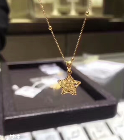 項(xiàng)鏈?zhǔn)屈S金還是k金好？項(xiàng)鏈選黃金還是k金