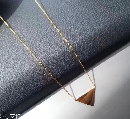 項(xiàng)鏈可以戴著睡覺(jué)嗎？項(xiàng)鏈睡覺(jué)戴好不好