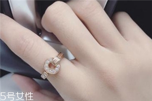 戒指和手鏈戴一只手嗎？戒指和手鏈能戴一邊嗎