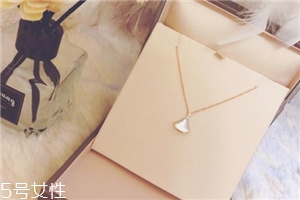 寶格麗扇子項鏈?zhǔn)鞘裁床馁|(zhì)？寶格麗小扇子項鏈材質(zhì)