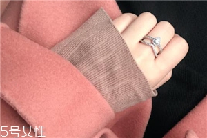 戒指戴小指是什么意思？戒指戴小指代表什么含義