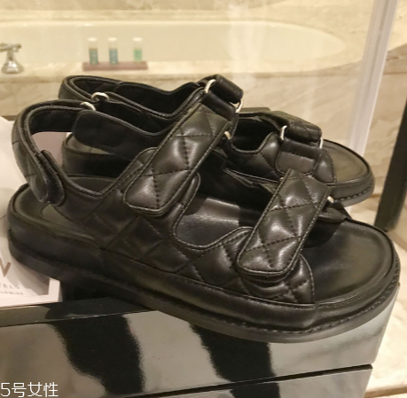 今年流行什么樣的涼鞋？今年流行的涼鞋款式推薦