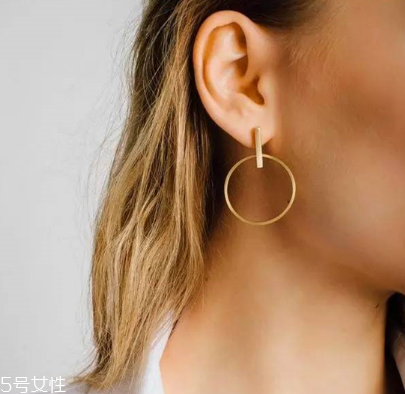 耳環(huán)可以戴著睡覺嗎？耳環(huán)能不能戴著睡覺