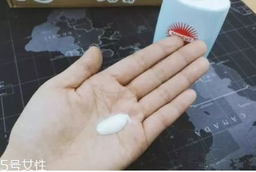 高絲suncut藍瓶防曬霜是物理防曬嗎？會不會搓泥