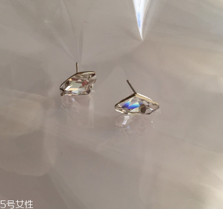 耳釘可以用鹽水消毒嗎？耳釘用鹽水消毒有用嗎