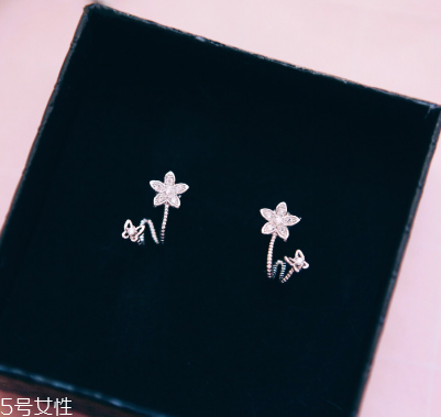 耳釘可以用鹽水消毒嗎？耳釘用鹽水消毒有用嗎