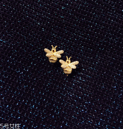 耳釘有血跡怎么清洗？耳釘上的血跡用什么洗？