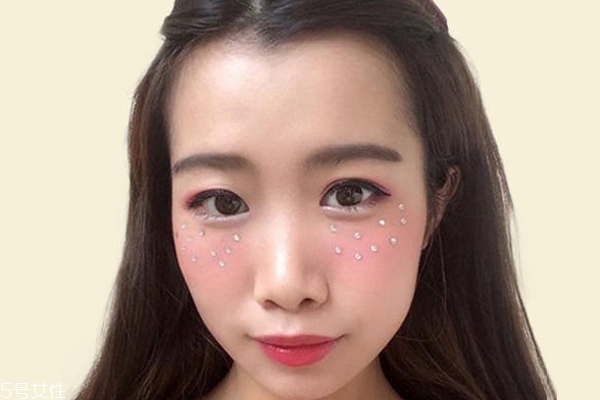 舞臺(tái)妝怎么畫(huà)俏皮可愛(ài) 這款舞臺(tái)妝刷新你的少女心