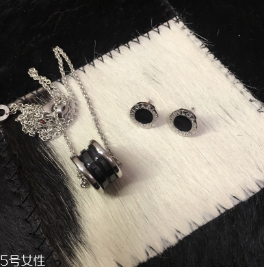 耳釘上有綠東西是什么？耳釘變綠了怎么清洗？