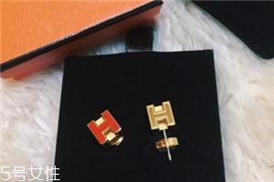 耳釘上有綠東西是什么？耳釘變綠了怎么清洗？