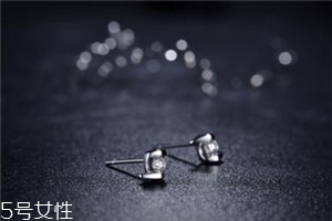 耳釘扣太緊怎么辦？耳釘扣太緊怎么取下來？