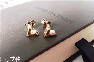 耳釘穿不過去怎么辦？耳釘卡在中間怎么處理？