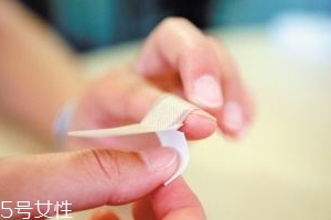 創(chuàng)可貼可以貼痘痘嗎？創(chuàng)可貼貼痘痘好嗎？