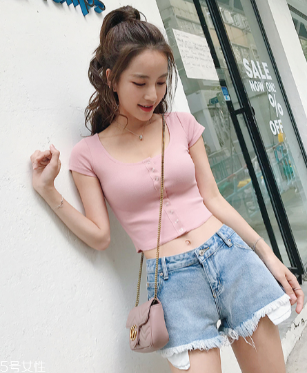 今年夏天流行什么露臍裝？今夏最火的露臍裝搭配