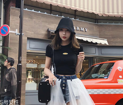 今年夏天流行什么露臍裝？今夏最火的露臍裝搭配