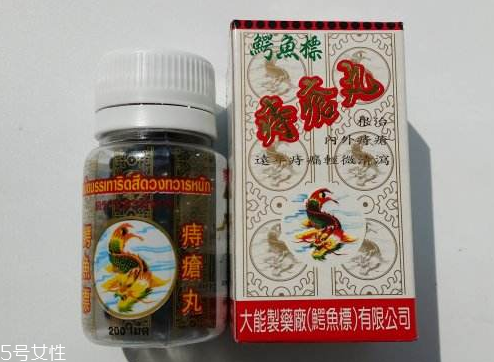 泰國痔瘡?fù)枋褂梅椒?泰國痔瘡?fù)柙趺从茫?/h1>

時(shí)間：2018-05-24 09:29:05 編輯：cwh 2909
分享至：



 c_4(); 
泰國痔瘡?fù)枋且豢畋容^好的產(chǎn)品，很多有痔瘡的人都托人帶這款藥，試試看能不能治好痔瘡，下面介紹泰國痔瘡?fù)枋褂梅椒?泰國痔瘡?fù)柙趺从茫?/p>泰國痔瘡?fù)枋褂梅椒?/h3>俗話說“十人九痔”，這個(gè)是治痔瘡的強(qiáng)藥，無需做手術(shù)服用此藥便可。藥煉制的特效痔瘡藥，清潤大腸，凡新舊痔瘡，內(nèi)外痔瘡，痔血痔漏，便血、肛癢、肛腫均適應(yīng)，純中藥制，基本4瓶即一個(gè)療程!本科成藥有收斂、止痛止癢、消淤除熱、調(diào)和腸胃等功效。一般痔瘡不用施行手術(shù)
。使用心得痔瘡膏，哈哈!我哥說這個(gè)痔瘡膏簡直把他救了。。他可是那種開車都得撅起半邊屁股的老患者!他說這個(gè)藥真心好用，睡覺前和便后都清洗，涂抹。第二天緩解很多，都不會像之前那么痛苦了!上廁所也比之前方便。。以前是十男九痔，現(xiàn)在都變成十人九痔了，有需要的小紅薯可以試試哈!孕婦可以用痔瘡膏嗎孕婦要慎用痔瘡膏。孕婦是特殊群體，因此在用藥方面需要特別注意。在使用痔瘡膏外用藥時(shí)也需要注意一些方面，避免給孕婦自己和胎兒造成危害。· 用藥須謹(jǐn)慎痔瘡膏是治療痔瘡的主要藥物之一。傳統(tǒng)痔瘡膏具有明顯的緩解藥效，但其中所含的成分會對胎兒的發(fā)育產(chǎn)生不利影響，孕婦應(yīng)禁用此類藥物來治療痔瘡。舉個(gè)例子，麝香這種藥物可活血化瘀，孕婦服用后容易造成流產(chǎn)，因此，禁止孕婦服用。而明礬微毒，可能影響胎兒大腦發(fā)育。懷孕時(shí)，使用任何藥物(不僅僅是口服藥)前請先咨詢專業(yè)的醫(yī)生，避免藥物中含有傷害孕婦和胎兒的成分。痔瘡出血的發(fā)病原因有哪些痔瘡出血的原因多為由于腹內(nèi)壓升高，糞便擦破痔塊粘膜組織所致，表現(xiàn)為大便時(shí)滴血或便紙上帶血，少數(shù)呈噴射狀出血。1.因痔瘡導(dǎo)致的便血：因?yàn)榇蟊愀稍锔亻T被撐裂而出血，在日常生活極為常見。同時(shí)肛裂也是便血常見的原因，特點(diǎn)是血色鮮紅，一般出血量較少，多以手紙染血為主，伴有排便時(shí)肛門劇烈疼痛，便后疼痛稍有緩解，復(fù)又開始劇烈疼痛，常疼痛持續(xù)數(shù)小時(shí)。2.便秘、飲酒及辛辣飲食是痔出血的主要誘因，一旦混合出血，應(yīng)保持大便軟化，肛內(nèi)注入油劑或插入栓劑保護(hù)破損的粘膜，一般出血可自行停止。3. 肛腸炎癥疾患(膿腫、肛竇炎、潰瘍性結(jié)腸炎、痢疾)引起痔靜脈發(fā)炎，使管壁脆化、繼發(fā)擴(kuò)張充血成痔。4.除了肛腸疾病外，消化道疾病、全身性疾病等也可引起便血的出現(xiàn)。有些患者雖然已經(jīng)發(fā)現(xiàn)自己得了便血，但因?yàn)椴惶鄄话W，就不去重視。深圳博愛醫(yī)院的專家指出：這是極為錯(cuò)誤，也是極為危險(xiǎn)的觀點(diǎn)。發(fā)現(xiàn)出血癥狀應(yīng)及時(shí)及早至專業(yè)醫(yī)院檢測就醫(yī)。5.老年體弱者肛門括約肌松弛無力或肛門手術(shù)破壞了括約肌的完整結(jié)構(gòu)，造成肛門失禁，痔鉆膜脫垂，摩擦破損致便血。6.高血壓、前列腺增生、哮喘、慢性支氣管炎、肺心病、肝硬化、肥胖病人都比較容易得瘡。7. 痔瘡術(shù)后也有兩方面的出血原因，一是原發(fā)性出血，二是繼發(fā)性出血。原發(fā)性出血：①內(nèi)痔結(jié)扎術(shù)中，齒線以上的粘膜切除過多而未能徹底止血。因粘膜的血管豐富，并且內(nèi)痔本身是一種血管異常增生的疾病，故易導(dǎo)致持續(xù)出血;
②內(nèi)痔結(jié)扎術(shù)中，由于結(jié)扎時(shí)手法粗暴，撕脫痔痔核粘膜而又未能徹底止血?；蚧顒?dòng)性出血點(diǎn)未能及時(shí)處理;
③內(nèi)痔結(jié)扎術(shù)中，由于結(jié)扎線未扎緊，以至內(nèi)痔血液供應(yīng)未能完全阻斷，內(nèi)痔殘端持續(xù)出血; ④內(nèi)痔結(jié)扎術(shù)中，由于內(nèi)痔殘端留得過少，以至結(jié)扎線滑脫，致創(chuàng)面開放而持續(xù)出血;
⑤術(shù)后當(dāng)天排便致使結(jié)扎線滑脫，創(chuàng)面撕裂而使創(chuàng)面出血不止;
⑥創(chuàng)面損傷，其多在內(nèi)痔壞死脫落時(shí)期發(fā)生。如大便干燥，排便時(shí)過度用力，致使創(chuàng)面損傷而引起出血，或由于痔核基底部血管栓塞尚未牢固，結(jié)扎線根部受到過度牽拉或修剪痔核殘端而造成創(chuàng)面出血。繼發(fā)性出血：血供好且患較大的內(nèi)痔，其內(nèi)痔上方及周圍多有小動(dòng)脈，當(dāng)痔核脫落時(shí)易損傷小動(dòng)脈而發(fā)生出血。內(nèi)痔壞死脫落時(shí)，如大便過度用力、咳嗽、搬運(yùn)重物等使摩擦升高，痔核基底部栓塞，血管內(nèi)的血栓被沖脫使血管開放而出血。 

 b_4(); 


醫(yī)用紗布是無菌的嗎？醫(yī)用紗布衛(wèi)生嗎？
泰國痔瘡?fù)枵婺芨龁?？泰國痔瘡?fù)钑沃摊弳幔?/a>

網(wǎng)站首頁
返回欄目


相關(guān)文章

1葉黃素是藥品還是保健品 葉黃素是什么浏览:3468 2暈車藥有用嗎 暈車藥有哪些藥品浏览:1万+ 1葉黃素是什么 葉黃素是藥品還是保健品 2NMN抗衰老是真的嗎 NMN抗衰老有效果嗎 3御夫子膏有什么作用 御夫子膏的用法 4回奶寶有沒有副作用 回奶寶會產(chǎn)生副作用嗎 5伏濕膏的功效 伏濕膏真的能去濕氣嗎 6奧利司他是什么 奧利司他減肥的原理 


熱門文章


國產(chǎn)萬艾可多少錢一粒？萬艾可多少錢一盒？EVE止痛藥怎么吃？日本EVE止痛藥禁忌 

日本便秘小粉丸副作用swisse鈣片什么時(shí)候吃最好?swisse鈣片一天吃幾次幾粒?佳茵的功效和作用 佳茵治什么?。?/p>什么人不能吃輔酶q10？這些禁忌要注意黑芝麻丸的功效與作用 吃黑芝麻丸的好處童年時(shí)光鈣鎂鋅被曝光還能吃嗎？美國輔酶q10騙局大揭密EVE止痛藥說明書 EVE止痛藥使用說明太田胃散有什么副作用？太田胃散有哪些副作用？帝人痛風(fēng)藥多少錢一盒？帝人痛風(fēng)藥價(jià)格介紹久光膏藥貼上什么感覺會很疼嗎swisse護(hù)肝片適合哪些人吃?swisse護(hù)肝片一天幾次幾粒? 


5H跟帖 
















網(wǎng)友評論僅供其表達(dá)個(gè)人看法，并不表明5h立場。





		var mydate = new Date();
		var year = mydate.getFullYear();
		var month = mydate.getMonth();
		var day = mydate.getDate()
		var nowdate = year+"-"+month+"-"+day
		
		$("#imageField").click(function(){
			var commentcont = $(".comment-text").val();
			if($(".comment-text").val()==""){
				alert("您沒什么話要說嗎？");
			}else{
				var data = {
					nomember:1,
					saytext:commentcont,
					id : $("#id").attr("value"),
					ecmsfrom : $("#ecmsfrom").attr("value"),
					classid : $("#classid").attr("value"),
					enews : $("#enews").attr("value"),
					repid : $("#repid").attr("value")
				};				
				$.ajax({
					type: "POST",
					url: "/e/pl/doaction.php",
					data: data,
					dataType:'text',
					success: function(msg){
						$(".comment-text").val("");
						$(".comment-body").prepend('<li><div   id="b3bkxua"   class="combd-title"><span id="5fo6nkh"    class="title">本站網(wǎng)友:匿名</span><span id="ki9cmvb"    class="time">'+nowdate+'</span></div><p class="combd-bd">'+commentcont+'</p></li>')
					}
				});
			}	
		})	
	
 
