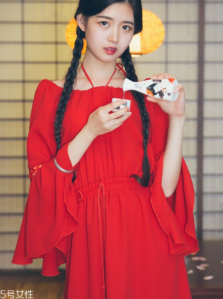 大紅色連衣裙怎么搭配？大紅色連衣裙搭配技巧