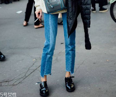 腿粗穿什么牛仔褲顯瘦？腿粗適合穿什么樣的牛仔褲？