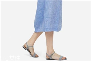 腳寬的人適合穿什么涼鞋？腳胖穿什么涼鞋好看？