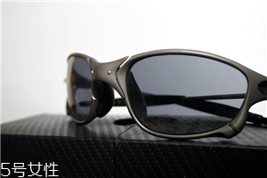oakley是奢侈品牌嗎？歐克利屬于奢侈品嗎？
