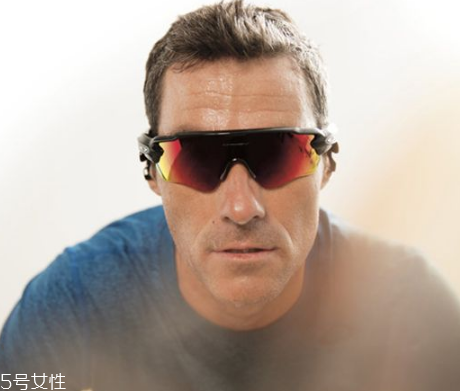 oakley眼鏡真假辨別 歐克利眼鏡怎么辨別真假？