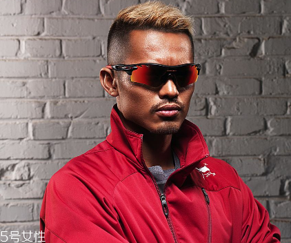oakley眼鏡真假辨別 歐克利眼鏡怎么辨別真假？