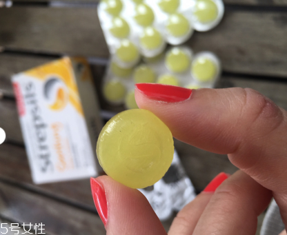 strepsils是什么藥？strepsils治什么?。?></p><h3>喉嚨痛的原因是什么</h3><p>全身病毒感染</p><p>全身病毒感染患者需要臥床休息，并服用阿司匹林或阿司匹林替代品緩解不適和降低體溫。如48小時(shí)未見好轉(zhuǎn)，請(qǐng)去醫(yī)院就診。</p><p>腮腺炎</p><p>腮腺炎是病毒感染了唾液腺，病毒也可能同時(shí)感染其他腺體，從未患過(guò)本病的人尤應(yīng)注意。建議此病患者臥床休息，并服用阿斯匹林或阿斯匹林代替品以緩解不適。如果睪丸疼痛或腫脹，則可能是睪丸也已發(fā)炎。在這種情況下，可能需要使用抗炎藥物。</p><p style=