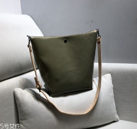 穿裙子背什么包包好看？穿裙子適合背什么包？