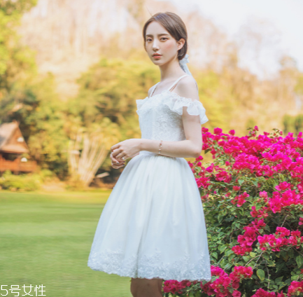 復(fù)古連衣裙怎么搭配？復(fù)古連衣裙搭配圖片