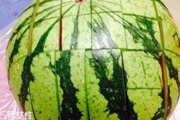 西瓜擺盤(pán)切法 怎樣切西瓜不浪費(fèi)？