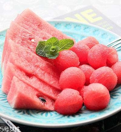 西瓜擺盤(pán)切法 怎樣切西瓜不浪費(fèi)？