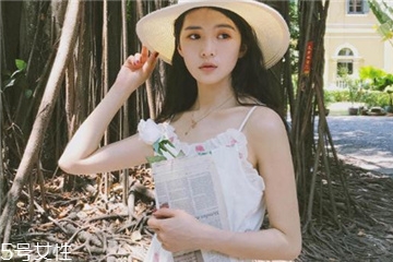 吊帶連衣裙怎么穿好看？夏季吊帶連衣裙搭配圖片
