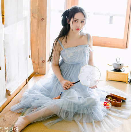 吊帶連衣裙怎么穿好看？夏季吊帶連衣裙搭配圖片