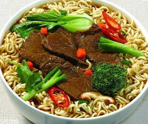 方便面加牛奶好吃嗎？牛奶方便面是黑暗料理嗎？