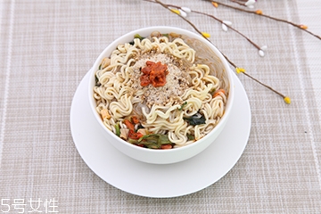 方便面和米飯哪個(gè)熱量高？方便面和米飯哪個(gè)更容易長胖？