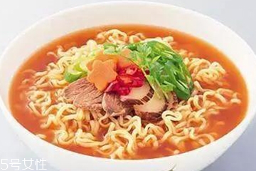 方便面沒泡熟可以吃嗎？半生不熟的泡面可以吃嗎？