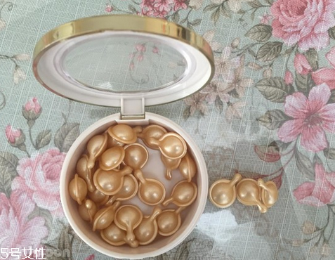 精華液會(huì)過敏嗎？敏感肌可以用精華液?jiǎn)幔?/h1>

時(shí)間：2018-06-08 09:42:27 編輯：cwh 1342
分享至：



 c_4(); 
精華液的成分是比較好的，但是很多敏感肌的人都擔(dān)心自己用精華液是否會(huì)過敏，畢竟一瓶好點(diǎn)的精華液還是很貴的，下面介紹精華液會(huì)過敏嗎？敏感肌可以用精華液?jiǎn)幔?/p>精華液會(huì)過敏嗎這要看是什么精華液了，如果里面不含對(duì)皮膚有傷害的物質(zhì)，且沒有過敏原那么就不會(huì)過敏。只是用多了皮膚吸收不了，也浪費(fèi)!差的精華液盡量不要用對(duì)皮膚有傷害。敏感肌膚用什么精華液1、迪蕾EGF百搭原生液產(chǎn)品規(guī)格：1.25ml*10迪蕾首款真正全能抗老精華，與高效、簡(jiǎn)潔、自然、舒適的品牌精神一脈相承。獨(dú)特全效的抗老EGF精華液，復(fù)蘇至臻肌膚光采，奇跡綻放征服時(shí)間的優(yōu)雅!頂級(jí)臻寵，肌膚柔滑緊致。于點(diǎn)抹間，滲透修護(hù)核心，還原肌膚損傷，痘痘肌也適用。從六大維度，蘊(yùn)能奐顏賦元修護(hù)精華乳深徹改善肌膚。富含53種氨基酸成分，覆蓋48項(xiàng)激素檢測(cè)，只需十日，肌膚逐漸細(xì)膩、緊致、平滑，膚色漸趨均勻、凈透、明亮?，摬擅兰?，只待一滴臻現(xiàn)。這款精華液是一瓶一次，攜帶方便。用量剛好夠用很科學(xué)的貼心設(shè)計(jì)，性價(jià)比非常高。2、海藍(lán)之謎 活顏煥膚精華露限量版產(chǎn)品規(guī)格：75ml這款精華擁有的神奇活性精萃Miracle Broth?
，以無敵的修復(fù)再生力，從源頭修復(fù)肌底慢性炎癥。從“抗壓之王”濱海刺芹的干細(xì)胞中萃煉出賦活再生酵素，搭載“養(yǎng)分輸送系統(tǒng)”膠態(tài)金，能滲透直達(dá)肌底，促進(jìn)膠原蛋白、彈性蛋白等多項(xiàng)年輕活力蛋白質(zhì)自然生成，令肌膚如獲新生。精華液每天使用有什么不好精華液每天使用，對(duì)于年輕肌膚來說會(huì)營養(yǎng)過剩，皮膚不能再吸收精華液了，等于浪費(fèi);另外，精華液使用久了，防腐體系將變得脆弱，每天使用精華液涂臉會(huì)使面部變成滋生細(xì)菌的溫床。熱門精華液測(cè)評(píng)伊麗莎白雅頓黃金膠囊 Ceramide Capsules我手上這個(gè)伊麗莎白雅頓黃金膠囊還是以前的舊版，是套裝里的，盒子早就不見了。精華是裝在一個(gè)個(gè)的小水囊一樣的膠囊里。這個(gè)我用了一個(gè)階段之后，棄用了...也是因?yàn)閲L試了這個(gè)伊麗莎白雅頓黃金膠囊和契爾氏藍(lán)精靈后，我斷定自己真的不適合精油類的精華液。質(zhì)地：伊麗莎白雅頓黃金膠囊真的就是精油一樣的質(zhì)地，透明，無色，無味。剛倒在手上就流了下來。從上手測(cè)試圖來看，還是隱約可以看見伊麗莎白雅頓黃金膠囊完全吸收后有點(diǎn)點(diǎn)油光。優(yōu)點(diǎn)：伊麗莎白雅頓黃金膠囊無色素，無香料，無防腐劑。膠囊式更衛(wèi)生，旅行出差方便攜帶。此外，伊麗莎白雅頓黃金膠囊雖然是精油質(zhì)地的，但還是比較容易被皮膚吸收。缺點(diǎn)：伊麗莎白雅頓黃金膠囊畢竟還是精油質(zhì)地的，大家從圖中應(yīng)該可以看出來手上微微泛起的油光吧?所以，對(duì)于偏油皮和油皮的妹子一定是hold不住的，真的會(huì)油，很容易致痘的。此外，伊麗莎白雅頓黃金膠囊真的一點(diǎn)都不保濕，半小時(shí)后，我的手就覺得干了...至于抗衰老之類的其它效果，因?yàn)槲覜]能堅(jiān)持使用幾個(gè)月以上，所以，真的不知道....推薦指數(shù)：★★(勸油皮的妹子們也最好別嘗試了....) 

 b_4(); 


先去角質(zhì)還是先用洗面奶 去角質(zhì)的正確順序
去角質(zhì)可以去粉刺嗎 去角質(zhì)能去粉刺嗎

網(wǎng)站首頁
返回欄目

標(biāo)簽：精華液

相關(guān)文章

1頭發(fā)精華液怎么用 精華液能抹頭發(fā)嗎浏览:3468 2是先涂精華再涂水 先涂精華水還是精華液浏览:1万+ 1科顏氏夜間修護(hù)精華液的功效 科顏氏夜間修護(hù)精華液介紹 2碧蓮達(dá)小金瓶精華怎么用 碧蓮達(dá)小金瓶白天可以用嗎 3碧蓮達(dá)小金瓶好不好用 碧蓮達(dá)小金瓶怎么樣 4精華液和面霜的區(qū)別 面霜好還是精華好 5干皮適合用什么精華液 適合干皮用的精華液推薦 6蝶芙蘭銀胖子精華液怎么樣 蝶芙蘭銀胖子真的能美白嗎 


熱門文章
ahc在韓國是什么檔次？AHC和伊思哪個(gè)好？

foreo官網(wǎng)注冊(cè)教程,foreo luna中國官網(wǎng)注冊(cè)foreo luna的產(chǎn)品購買之后都會(huì)有一個(gè)注冊(cè)的初始流程，注冊(cè)之后可以……
ahc水乳適合什么年齡段？ahc b5玻尿酸水乳適合多大年齡？
佰草世家為什么下架了？佰草世家騙局曝光
春雨面膜的功效與作用 春雨面膜有什么效果
煙酰胺對(duì)皮膚的作用 煙酰胺的副作用和禁忌

茱莉蔻檸檬身體按摩油的使用方法 茱莉蔻檸檬身體按摩油的功效
珍珠粉可以怎么使用 珍珠粉的正確使用方法

樂敦cc美容液怎么用？樂敦cc美容液使用步驟樂敦cc美容液這款產(chǎn)品在日本非常的暢銷，是大火的一款產(chǎn)品，不過聽到……
素顏霜對(duì)皮膚有傷害嗎？素顏霜對(duì)皮膚的傷害大嗎？
凍干粉對(duì)皮膚有什么用 凍干粉早晚都能用嗎
2018國產(chǎn)護(hù)膚品排行榜前十名 國產(chǎn)水乳排行榜前十
安熱沙和安耐曬的區(qū)別 安耐曬金瓶和銀瓶區(qū)別

茱莉蔻活機(jī)潤白精華乳的作用 茱莉蔻活機(jī)潤白精華乳使用方法

5H跟帖 
















網(wǎng)友評(píng)論僅供其表達(dá)個(gè)人看法，并不表明5h立場(chǎng)。





		var mydate = new Date();
		var year = mydate.getFullYear();
		var month = mydate.getMonth();
		var day = mydate.getDate()
		var nowdate = year+"-"+month+"-"+day
		
		$("#imageField").click(function(){
			var commentcont = $(".comment-text").val();
			if($(".comment-text").val()==""){
				alert("您沒什么話要說嗎？");
			}else{
				var data = {
					nomember:1,
					saytext:commentcont,
					id : $("#id").attr("value"),
					ecmsfrom : $("#ecmsfrom").attr("value"),
					classid : $("#classid").attr("value"),
					enews : $("#enews").attr("value"),
					repid : $("#repid").attr("value")
				};				
				$.ajax({
					type: "POST",
					url: "/e/pl/doaction.php",
					data: data,
					dataType:'text',
					success: function(msg){
						$(".comment-text").val("");
						$(".comment-body").prepend('<li><div   id="wkewjbp"   class="combd-title"><span id="3hasm3g"    class="title">本站網(wǎng)友:匿名</span><span id="wds3r8l"    class="time">'+nowdate+'</span></div><p class="combd-bd">'+commentcont+'</p></li>')
					}
				});
			}	
		})	
	
 
