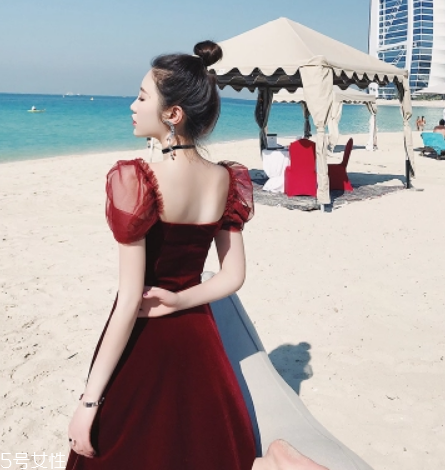 黃皮適合什么顏色裙子？什么顏色裙子適合黃皮女生？
