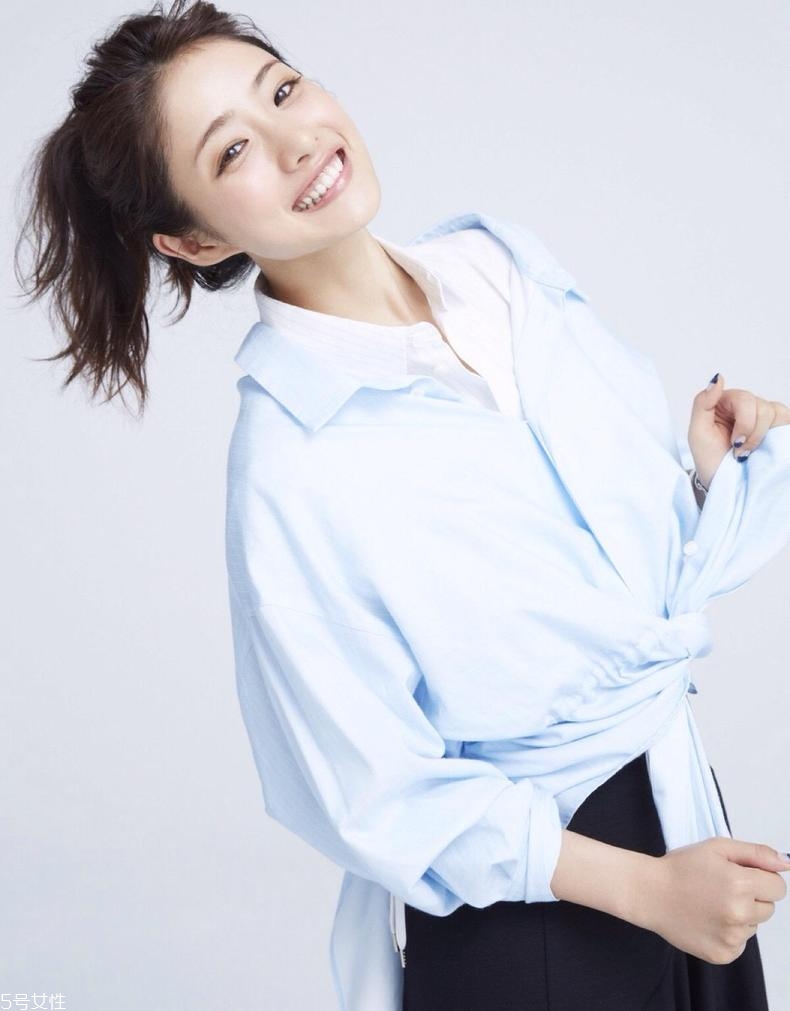 中長發(fā)丸子頭怎么扎有精神 夏日中長發(fā)1分鐘整理術